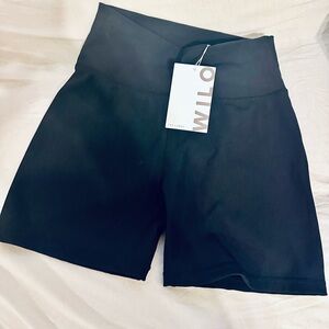 Willow Women's Scrunch Classic Black Bike Fitness Yoga Shorts size Medium
